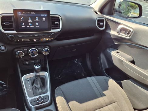 Used 2025 Hyundai Venue SEL FWD image 3