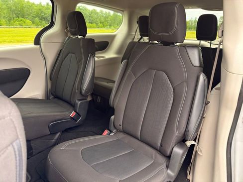 Used 2022 Chrysler Voyager LX FWD image 6