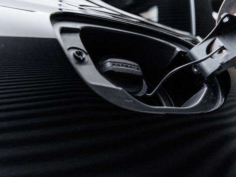 Certified 2025 Porsche Macan AWD/4WD image 32