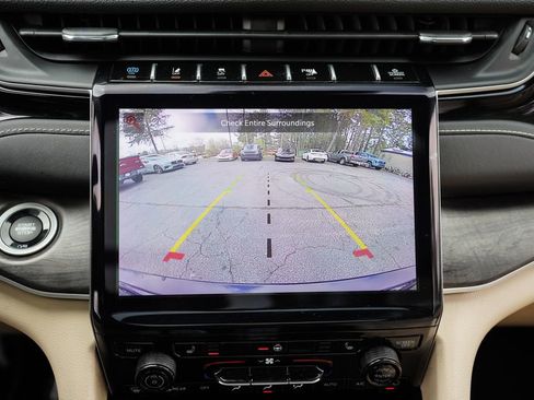 Used 2023 Jeep Grand Cherokee 4WD 4xe w/ Luxury Tech Group II image 33