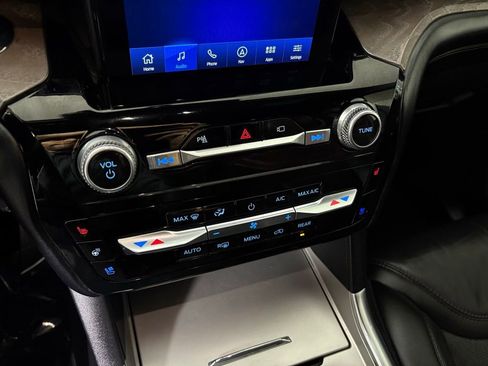 Used 2022 Ford Explorer Platinum w/ Premium Technology Package image 32