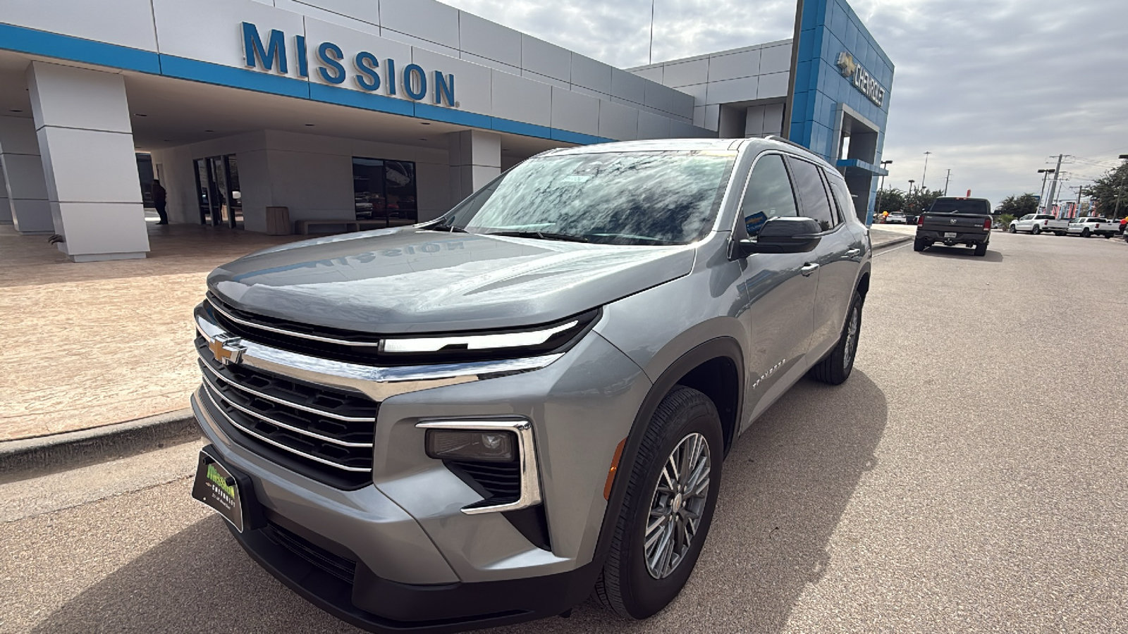 Used 2026 Chevrolet Traverse LT FWD image 3