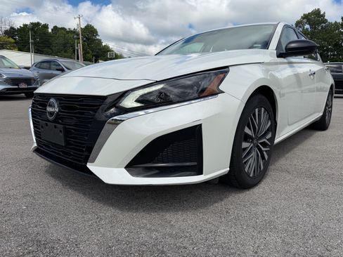Used 2024 Nissan Altima 2.5 SV FWD image 8