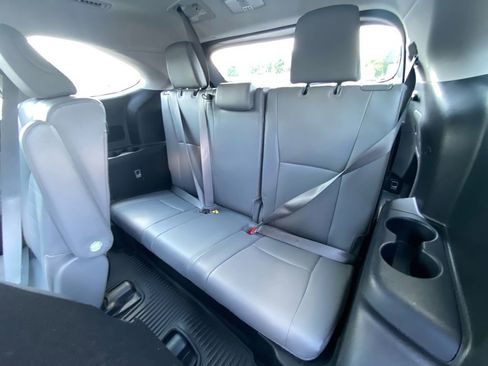 Used 2024 Toyota Highlander XLE AWD/4WD image 28