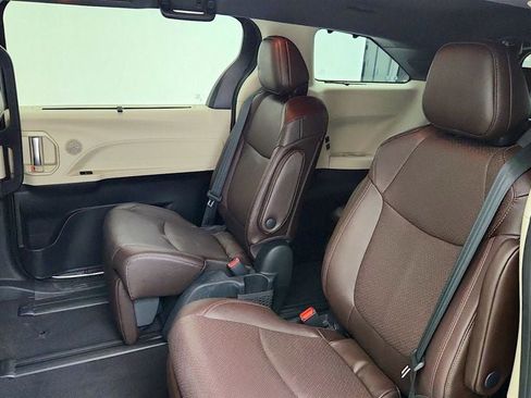 Used 2021 Toyota Sienna Platinum FWD image 21