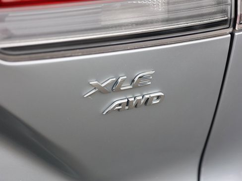 Used 2022 Toyota Corolla Cross XLE w/ Convenience Package image 11