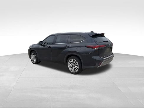 Used 2025 Toyota Highlander Platinum image 9