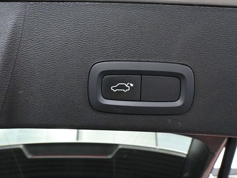 Used 2023 Volvo XC40 B5 Core image 40