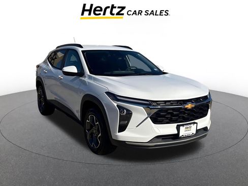 Used 2025 Chevrolet Trax LT image 1