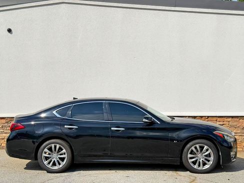 Used 2018 INFINITI Q70 Luxe RWD image 11