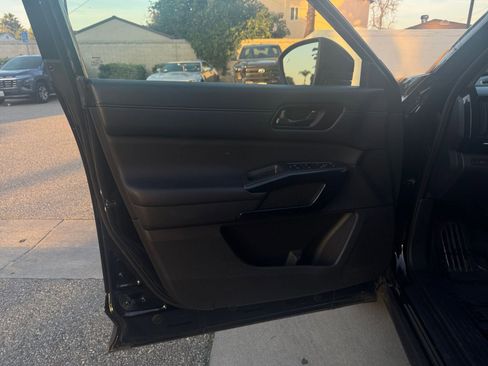 Used 2025 Nissan Pathfinder SV image 20