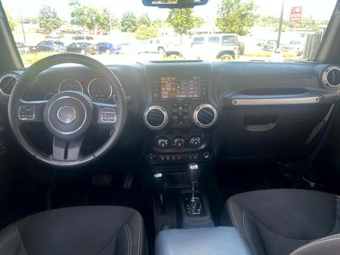 Used 2017 Jeep Wrangler Unlimited Rubicon w/ Connectivity Group image 10