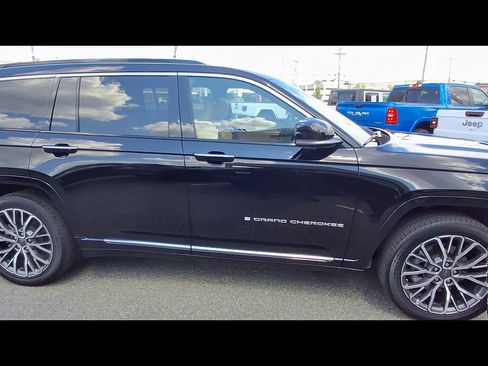 Used 2024 Jeep Grand Cherokee L Summit AWD/4WD image 9