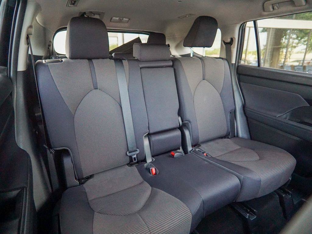 Used 2022 Toyota Highlander LE AWD/4WD image 21