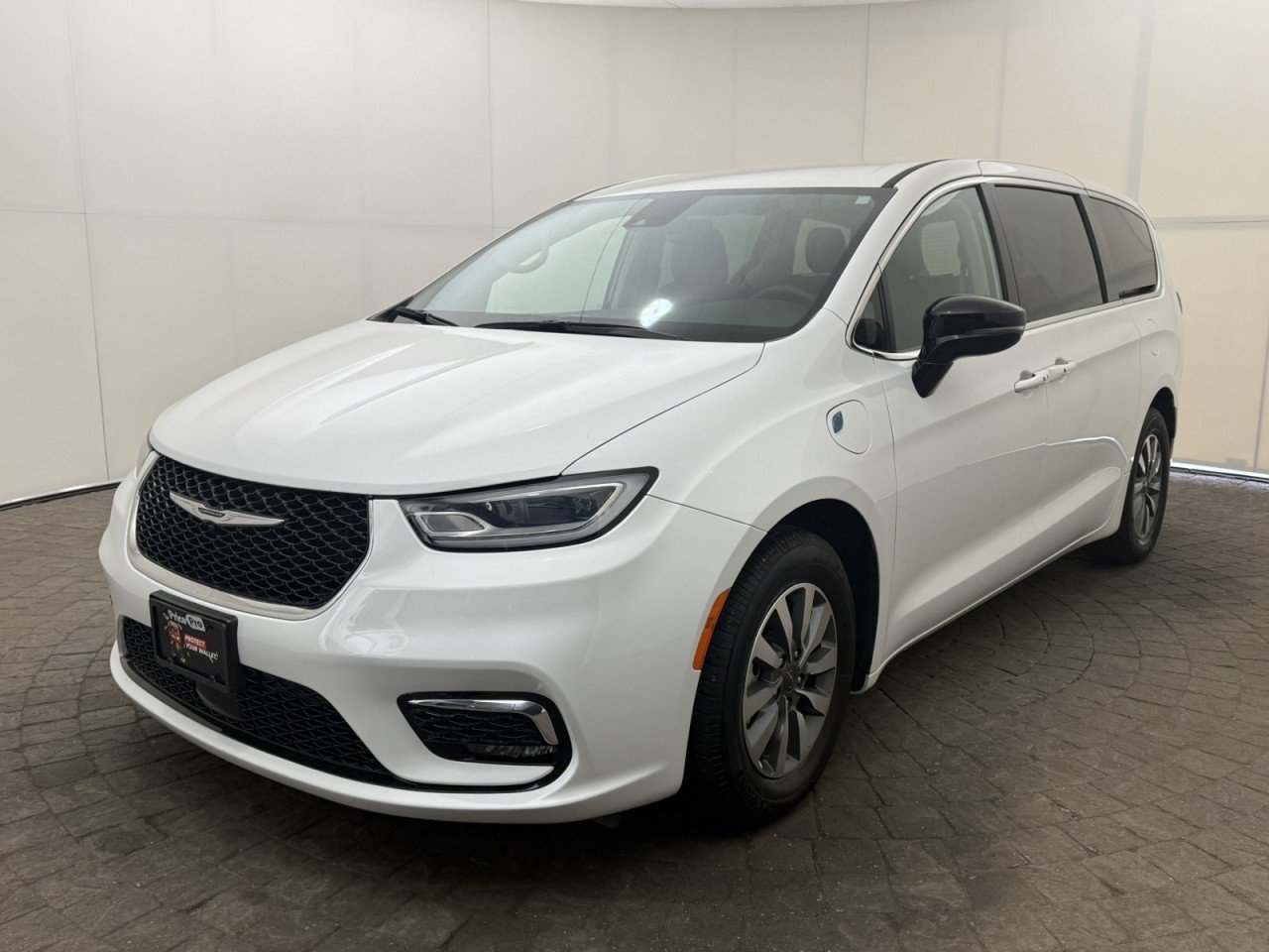 Used 2024 Chrysler Pacifica Limited FWD image 3