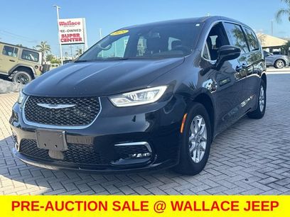 Used 2025 Chrysler Pacifica Select