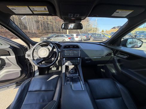 Used 2018 Jaguar F-PACE R-Sport image 15