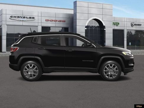 Used 2024 Jeep Compass Latitude w/ Sun and Sound Group AWD/4WD image 9