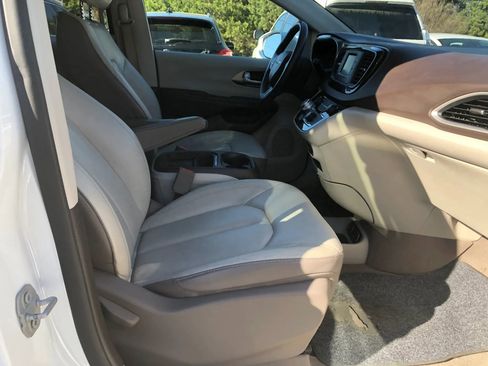 Used 2017 Chrysler Pacifica Touring-L image 25