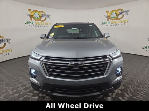 Used 2023 Chevrolet Traverse LT w/ Rear Camera Mirror Package image 2