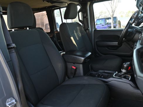 Used 2018 Jeep Wrangler Unlimited Sport image 17