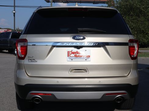 Used 2017 Ford Explorer XLT FWD image 8