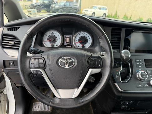 Used 2017 Toyota Sienna SE Premium image 11