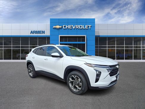 Used 2024 Chevrolet Trax LT w/ Sunroof Package FWD image 4