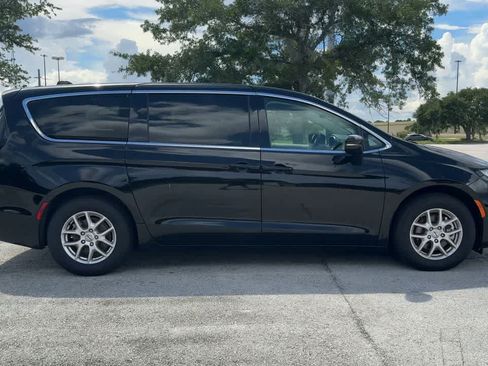 Used 2024 Chrysler Pacifica Touring-L FWD image 9