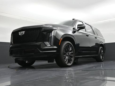 Used 2025 Cadillac Escalade ESV Sport w/ LPO, ONYX Package RWD image 19