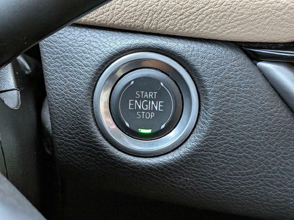Used 2025 Cadillac XT4 Premium Luxury FWD image 30