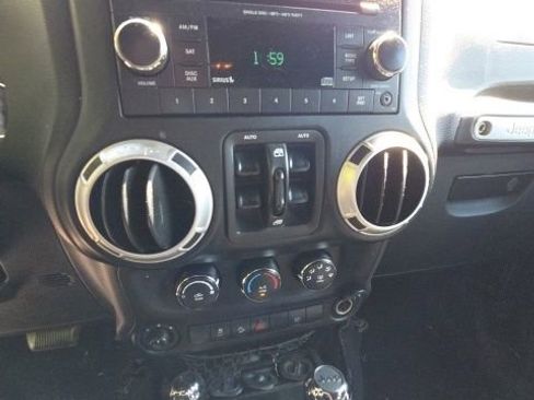 Used 2015 Jeep Wrangler Unlimited Sahara w/ Max Tow Package AWD/4WD image 16