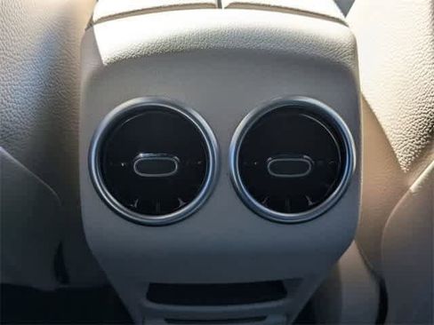 New 2025 Mercedes-Benz GLB 250 image 4