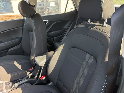 Used 2025 Hyundai Venue SEL FWD image 3