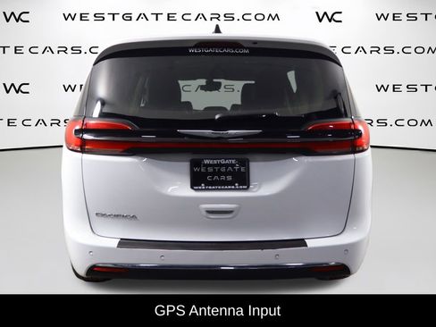 Used 2024 Chrysler Pacifica Touring-L image 4