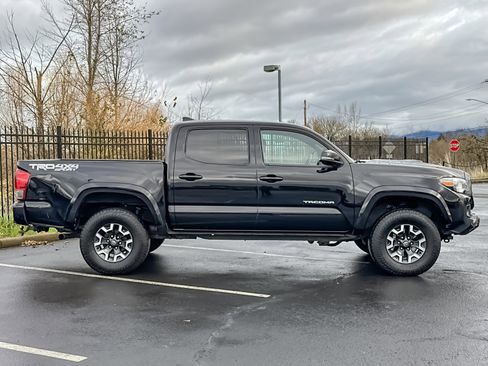 Used 2017 Toyota Tacoma TRD Sport image 3