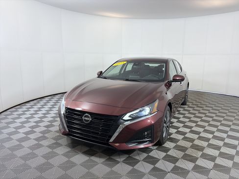 Used 2023 Nissan Altima 2.5 SV image 2