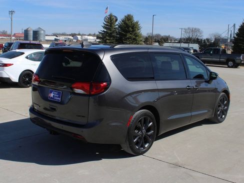 Used 2020 Chrysler Pacifica Limited w/ Quick Order Package 27H Red S FWD image 5