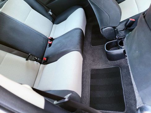 Used 2014 Toyota Yaris L image 20