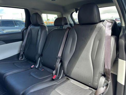 Used 2022 Kia Carnival LX FWD image 25
