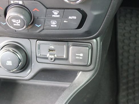 Used 2018 Jeep Renegade Latitude w/ Cold Weather Group AWD/4WD image 22