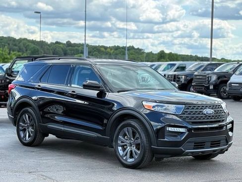 Used 2023 Ford Explorer XLT w/ Equipment Group 202A AWD/4WD image 35