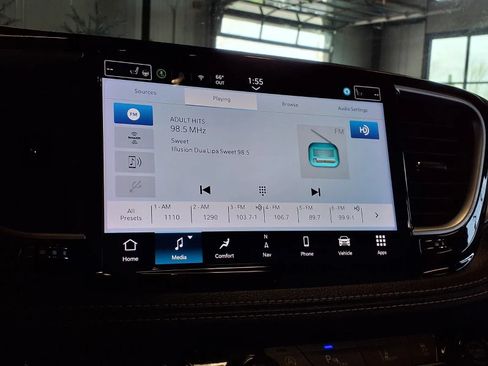 Used 2024 Chrysler Pacifica Limited w/ S Appearance Package FWD image 20