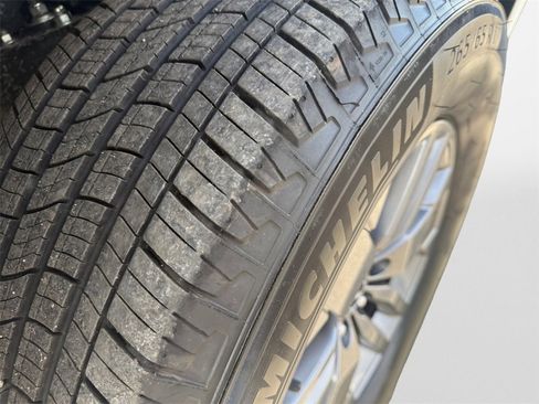 Certified 2025 Nissan Frontier SV image 19