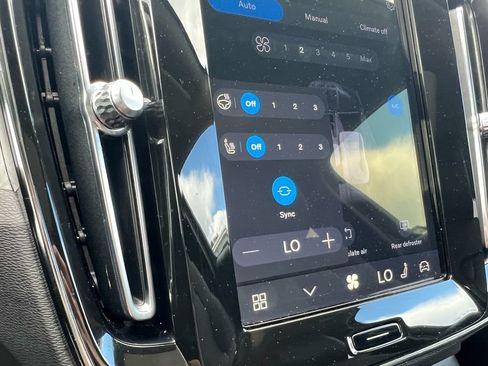Certified 2025 Volvo XC40 B5 Plus AWD/4WD image 18