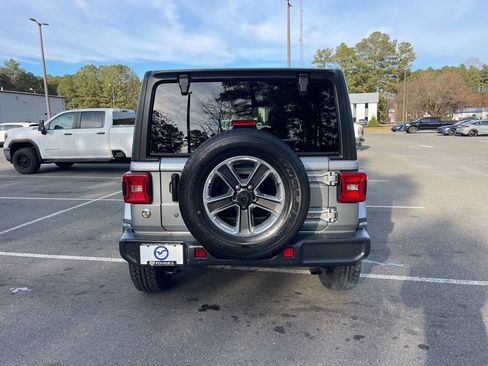 Used 2018 Jeep Wrangler Unlimited Sahara image 6