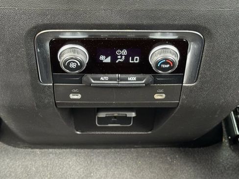 Used 2024 Chevrolet Suburban LT RWD image 31