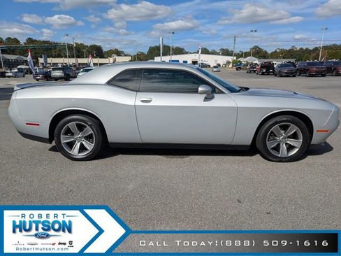 Used 2019 Dodge Challenger SXT image 5