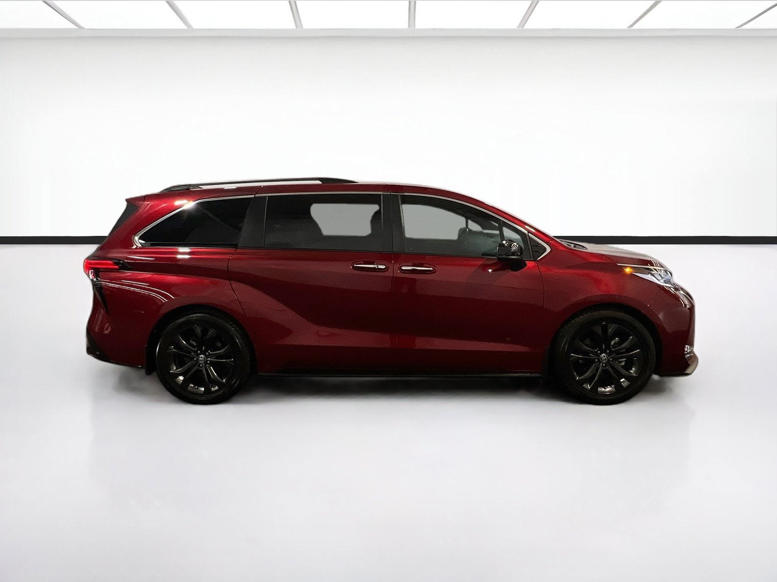 Used 2023 Toyota Sienna XSE w/ XSE Plus Package FWD image 25