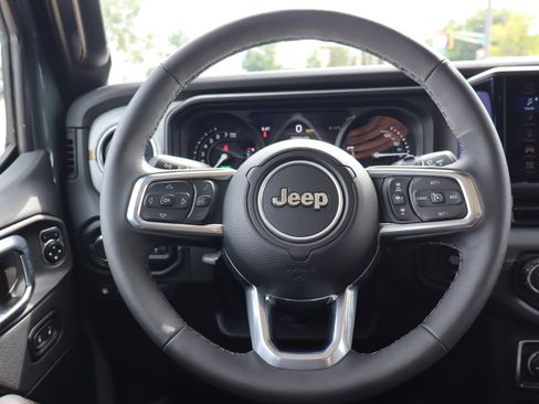 Used 2025 Jeep Wrangler Unlimited Sahara AWD/4WD image 14